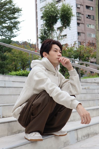 【 Giusto 】領口釘釦連帽厚磅大學T8