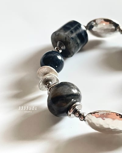 T289 野墨 | 和田玉青花手串4