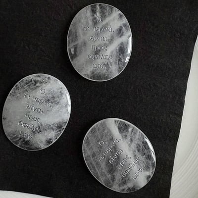 凡事發生，皆有益於我 天然白水晶掌心石 冰裂原礦希臘哲語能量刻字5