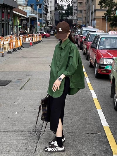 城市街頭的輕鬆率性 設計感凹槽綠色長袖襯衫2