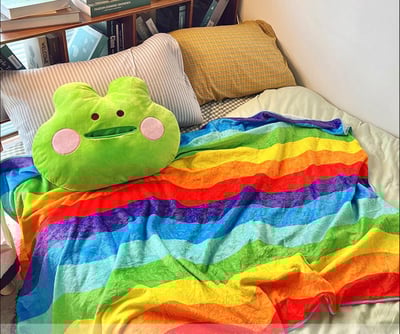 蛙嘔彩虹青蛙抱枕毯子二合一兩用午睡毯2