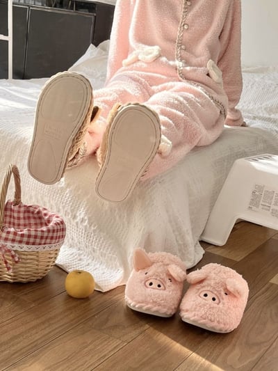 買一送一  小豬造型情侶保暖毛毛拖鞋7