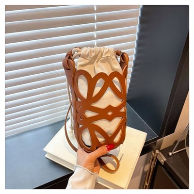 小眾設計感鏤空圓桶抽繩斜背包 輕巧百搭水桶包4