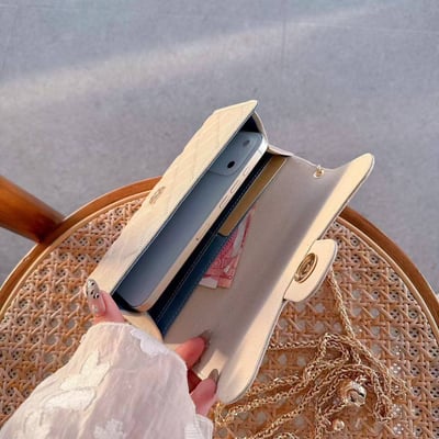 剛下線最新款時髦精必收  魚子醬皮革山茶花手機斜背包5