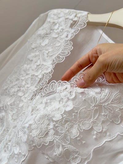 精緻重工蕾絲刺繡拼接V領長袖襯衫5
