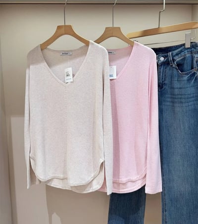 極簡秋日必備 V領弧度針織衫1