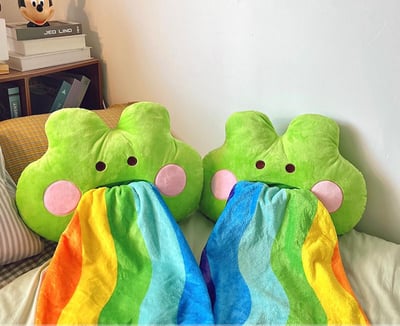 蛙嘔彩虹青蛙抱枕毯子二合一兩用午睡毯1