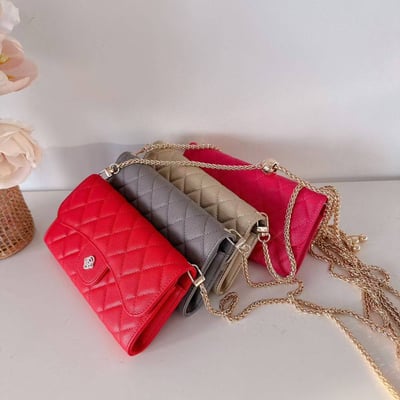 剛下線最新款時髦精必收  魚子醬皮革山茶花手機斜背包1