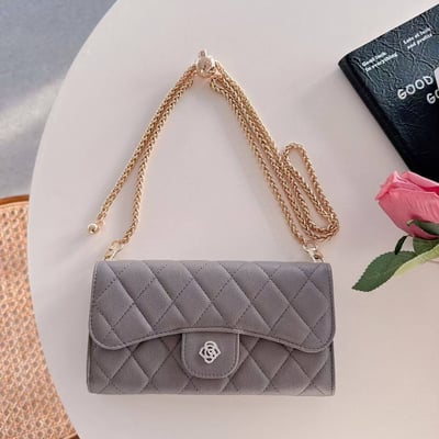 剛下線最新款時髦精必收  魚子醬皮革山茶花手機斜背包3