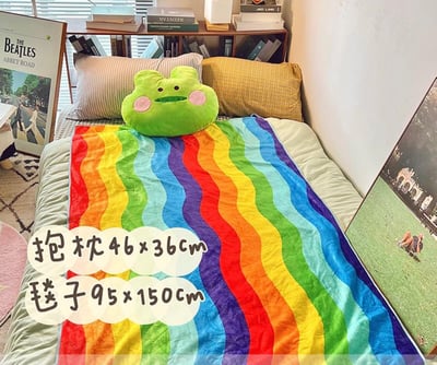 蛙嘔彩虹青蛙抱枕毯子二合一兩用午睡毯6