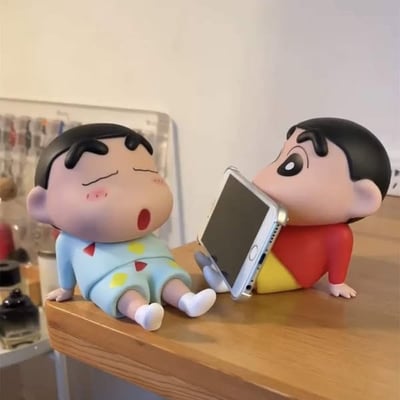 可愛小新桌面手機平板支架擺件  現貨1