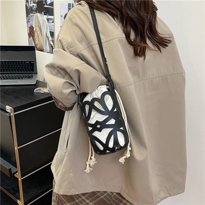 小眾設計感鏤空圓桶抽繩斜背包 輕巧百搭水桶包3