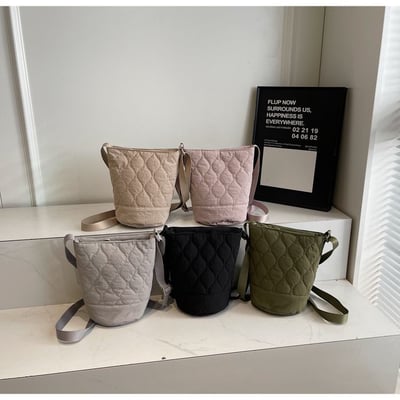 秋冬新款菱格棉感水桶包 小眾溫柔斜背單肩包1