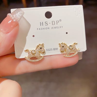 馬年低調奢閃感開運款   滿鑽搖搖木馬耳環 金銀組2