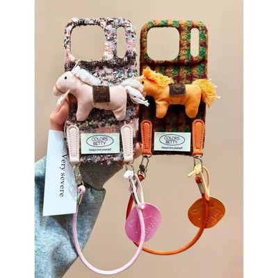 撞色不規則絨布立體小馬手機殼1