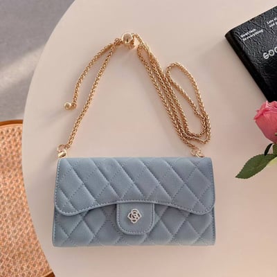 剛下線最新款時髦精必收  魚子醬皮革山茶花手機斜背包6