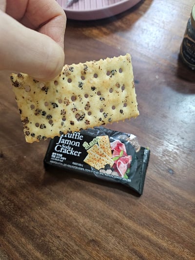 Black Truffle Jamon Soda Cracker 黑松露火腿蘇打餅乾2