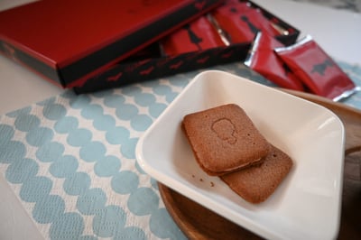 日本橫濱限定 赤い靴の女の子 草莓夾心貓舌餅禮盒12枚入6