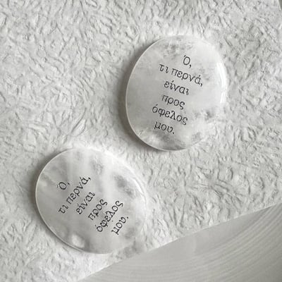 凡事發生，皆有益於我 天然白水晶掌心石 冰裂原礦希臘哲語能量刻字2
