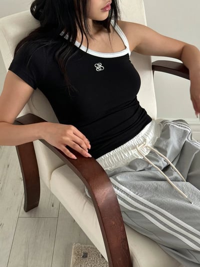 胸前刺繡設計不規則短袖上衣 2colors2