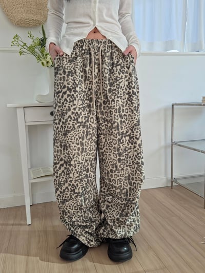 穿過都會買的豹紋落地寬褲1color2
