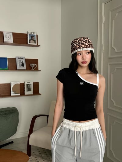 胸前刺繡設計不規則短袖上衣 2colors7