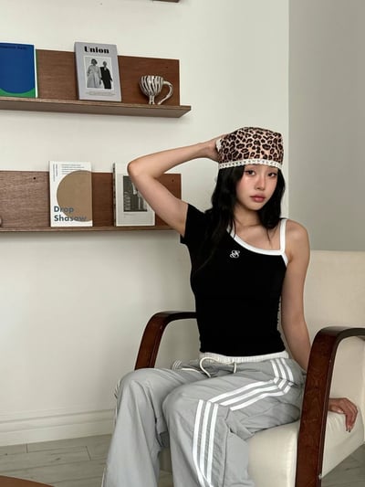 胸前刺繡設計不規則短袖上衣 2colors6