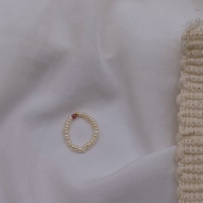 細扁珍珠 方塊天然石彈性珠戒 14KGF3