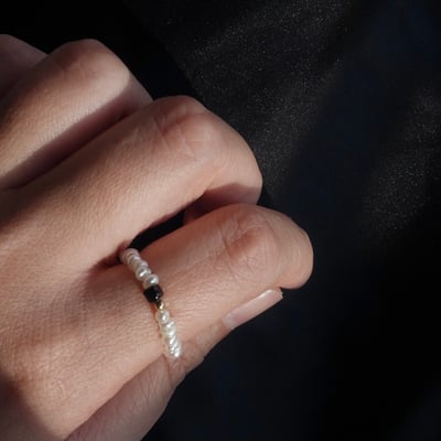 細扁珍珠 方塊天然石彈性珠戒 14KGF9