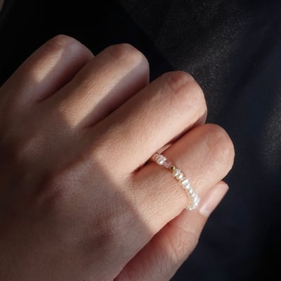 細扁珍珠 方塊天然石彈性珠戒 14KGF11