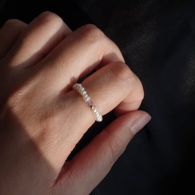 細扁珍珠 方塊天然石彈性珠戒 14KGF13