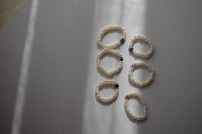 細扁珍珠 方塊天然石彈性珠戒 14KGF2