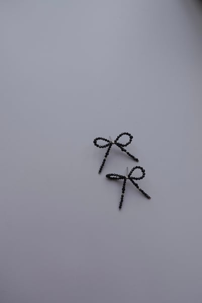 黑尖晶石蝴蝶結耳環 S9251