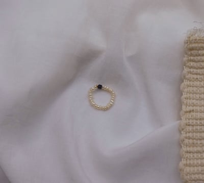 細扁珍珠 方塊天然石彈性珠戒 14KGF8