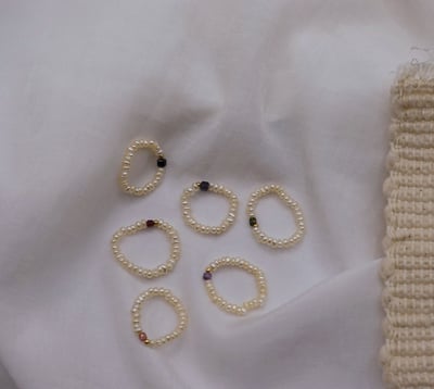 細扁珍珠 方塊天然石彈性珠戒 14KGF1