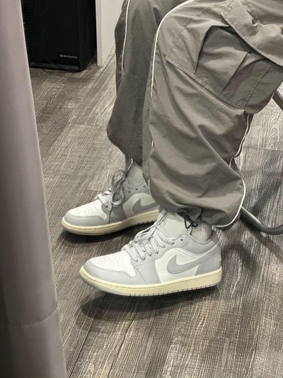 【限時折扣!現貨】AIR JORDAN 1 LOW W 淺灰奶油底 海鹽奶油灰 情侶款｜DC0774-1036