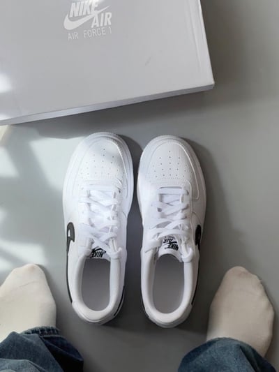 【國外連線預購】Nike Air Force 1 Low (GS) 黑白 解構空心勾｜DR7889-1005