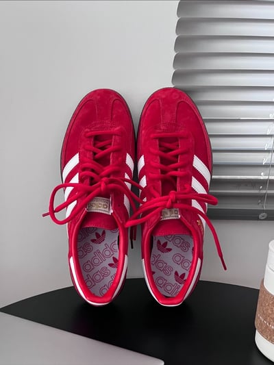 【爆款折扣預訂!】ADIDAS HANDBALL SPEZIAL 正紅色紅白金標焦糖底｜FV12275
