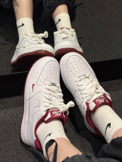 【現貨】NIKE AIR FORCE 1 ‘07 LV8 櫻桃蛋糕 白紅 皮革 刺繡小勾  ｜HM9483-1003