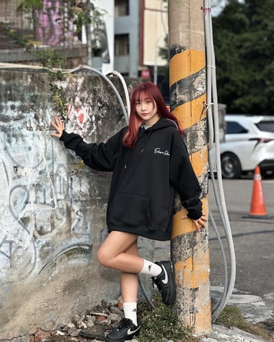 【現貨速發 簡約風必愛款】草寫筆跡牛奶絨帽T4