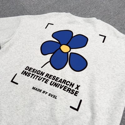 【現貨】刺繡對焦框花朵大學T8