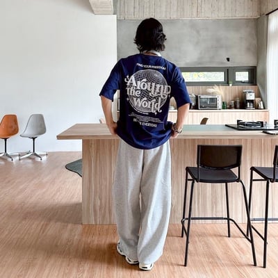 【現貨】around the world發泡字型球形構圖短T11