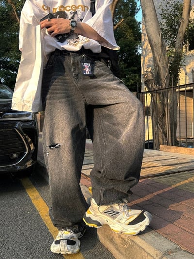 【超燒款現貨】質感小割破水洗黑系牛仔寬褲1