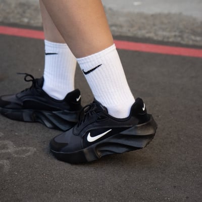 【全新爆款!】Nike Aura Edge 液態黑魂 全黑 黑白 女款｜HQ7025-0034