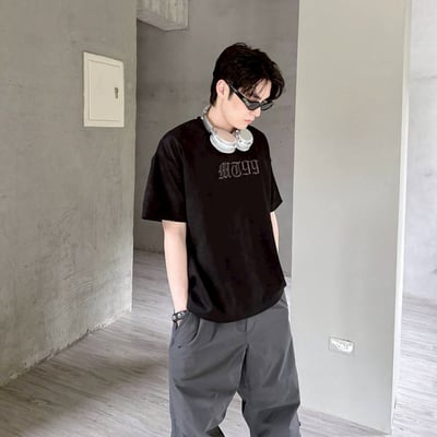 【麂皮上衣必入現貨】歌德字圓環刺繡短T6