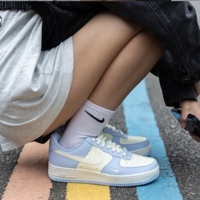 【清爽蘇打配色爆款】NIKE AIR FORCE 1 寶寶藍 奶油藍 小勾 雙勾 女鞋｜IV3222-4001