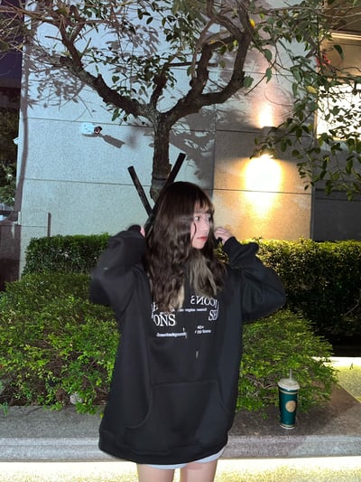 【現貨速發】簡約英文環狀英文帽T4