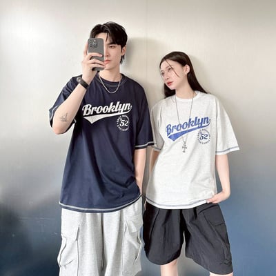 【SORONA® 涼感現貨】Brooklyn 52反車線造型印花短T1