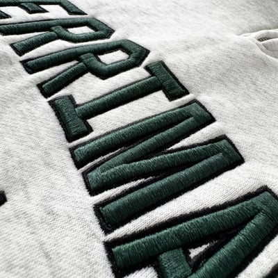 【現貨】MERRIMACK半高領拉鏈刺繡大學T10