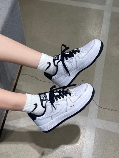 【國外限定色】NIKE AIR FORCE 1 LX GOLD 小金勾 白黑 反車線 女鞋｜IB6543-1014
